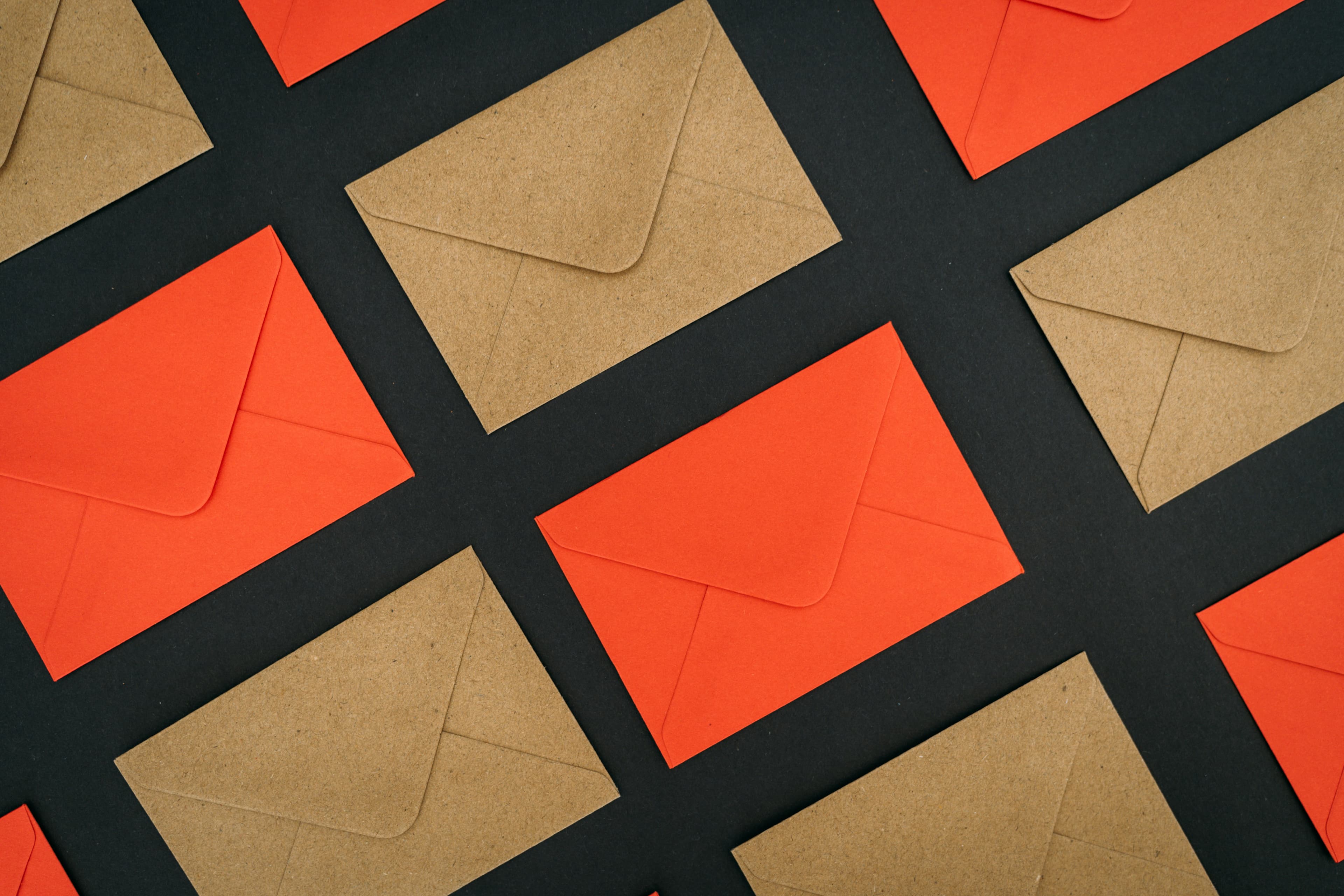 Eine Gruppe orangefarbener und brauner Papierstücke